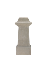 Maison Leon Van den Bogaert Authentieke 19e-Eeuwse Franse Stenen Sokkel – Sculpturale Sokkel met Obelisk-Vormig Centrum voor Kunst, Tuin & Tijdloze Interieurs