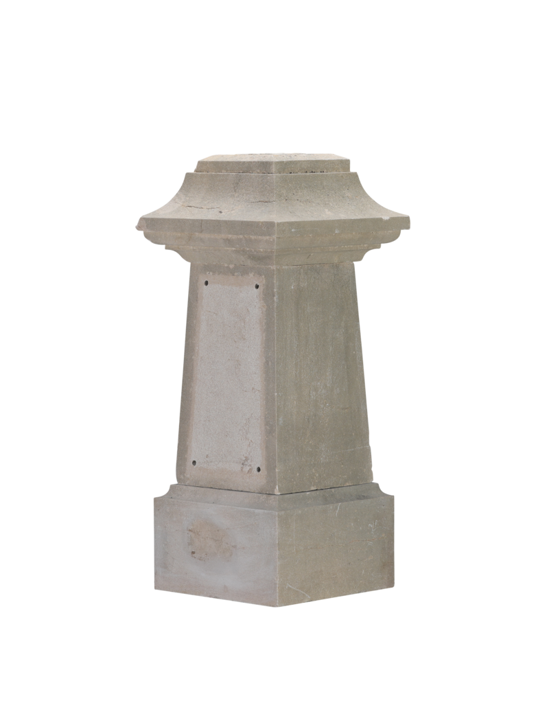 Maison Leon Van den Bogaert Pedestal Auténtico de Piedra del Siglo XIX – Elemento Escultórico con Parte Central en Forma de Obelisco