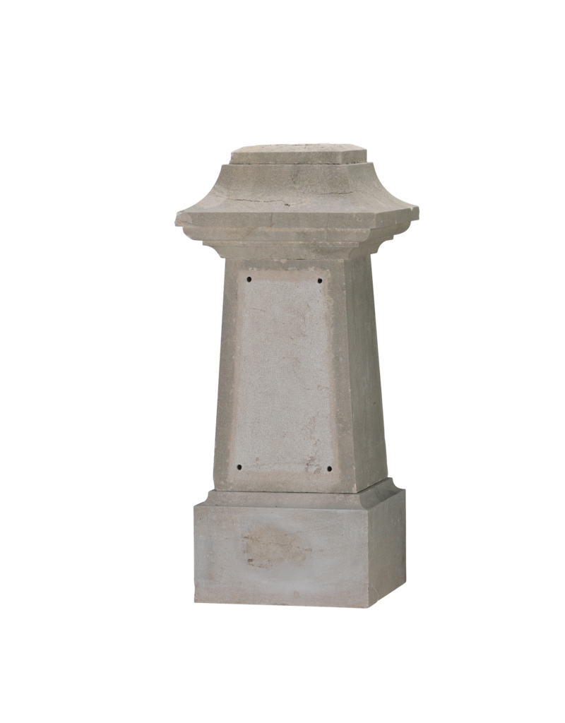 Authentieke 19e-Eeuwse Franse Stenen Sokkel – Sculpturale Sokkel met Obelisk-Vormig Centrum voor Kunst, Tuin & Tijdloze Interieurs