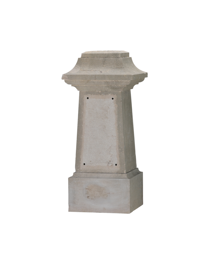Maison Leon Van den Bogaert Socle Authentique en Pierre Française du XIXe Siècle – Élément Sculptural avec Centre en Forme d’Obélisque