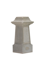 Maison Leon Van den Bogaert Pedestal Auténtico de Piedra del Siglo XIX – Elemento Escultórico con Parte Central en Forma de Obelisco