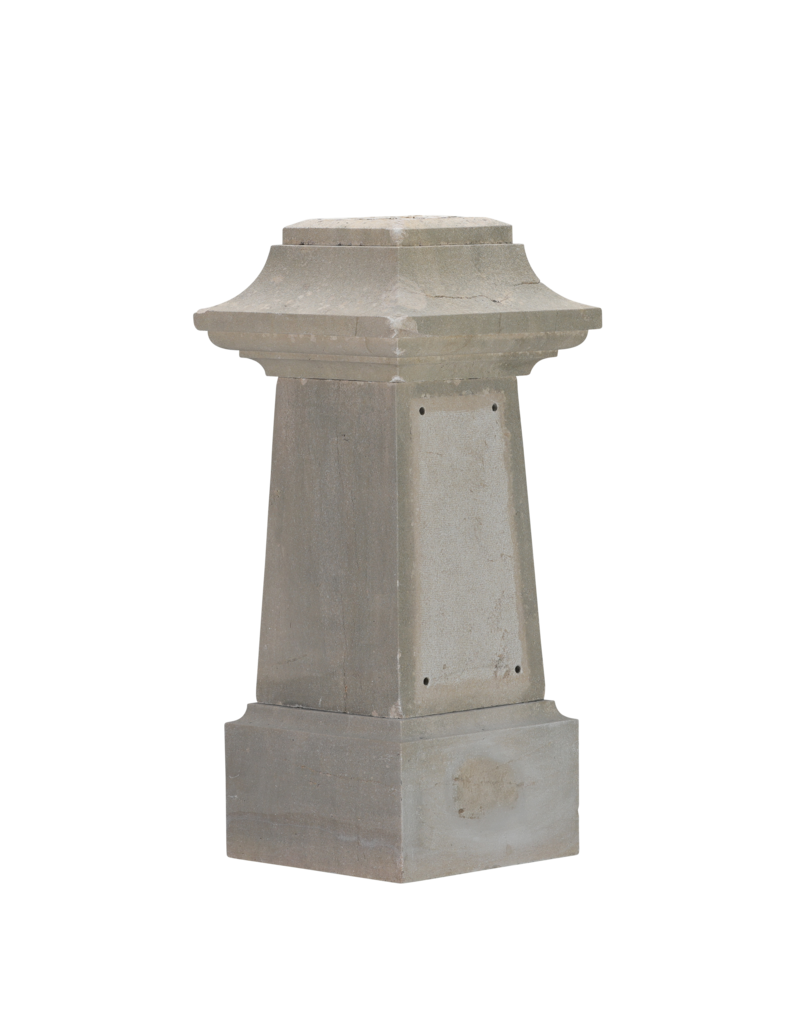 Maison Leon Van den Bogaert Socle Authentique en Pierre Française du XIXe Siècle – Élément Sculptural avec Centre en Forme d’Obélisque