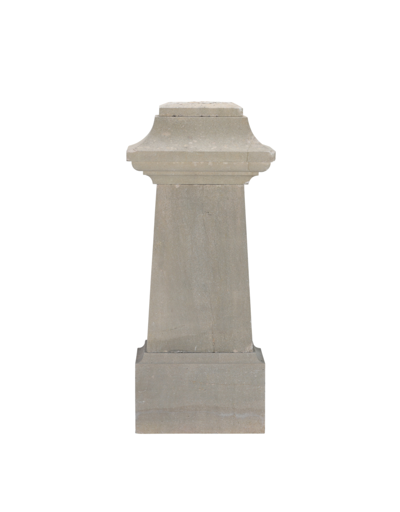 Maison Leon Van den Bogaert Authentieke 19e-Eeuwse Franse Stenen Sokkel – Sculpturale Sokkel met Obelisk-Vormig Centrum voor Kunst, Tuin & Tijdloze Interieurs