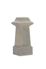 Maison Leon Van den Bogaert Authentieke 19e-Eeuwse Franse Stenen Sokkel – Sculpturale Sokkel met Obelisk-Vormig Centrum voor Kunst, Tuin & Tijdloze Interieurs