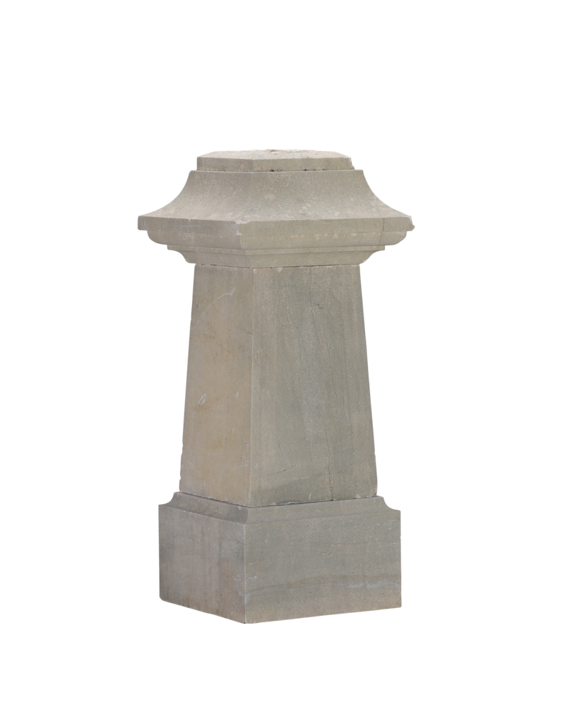 Maison Leon Van den Bogaert Socle Authentique en Pierre Française du XIXe Siècle – Élément Sculptural avec Centre en Forme d’Obélisque