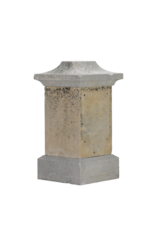 Pedestal De Piedra Caliza Del Siglo XIX Con Cuerpo Central Cúbico y Tapa Octogonal