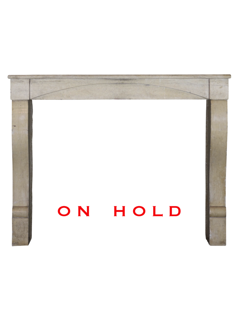 Kleiner Europäischer Kaminmaske In Kalkstein Für Zeitlos Moderne Interieur-Konzept