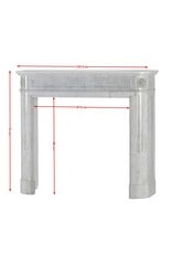 Eleganter antiker Louis-XVI-Kamin aus Carrara-Marmor aus einem Pariser Appartement – Zeitlose skulpturale Klarheit