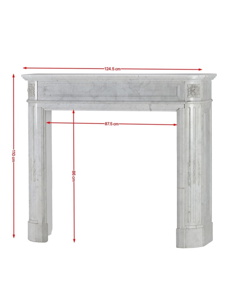 Elegante chimenea antigua Louis XVI en mármol de Carrara procedente de un apartamento parisino – Minimalismo escultórico atemporal