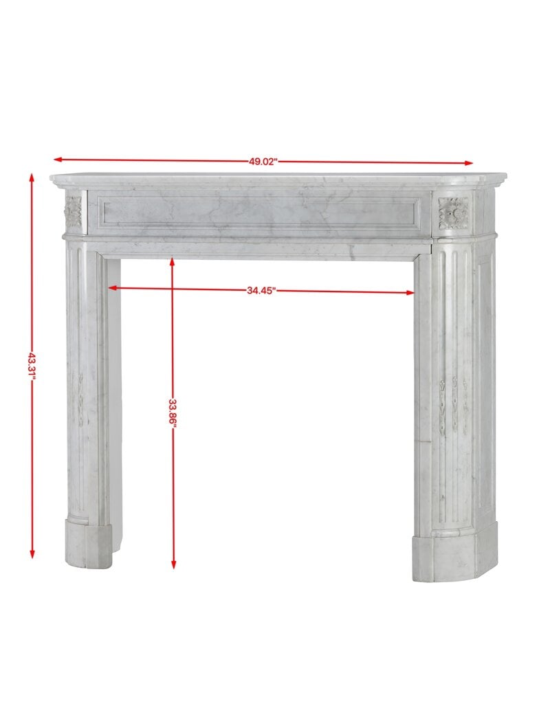 Eleganter antiker Louis-XVI-Kamin aus Carrara-Marmor aus einem Pariser Appartement – Zeitlose skulpturale Klarheit