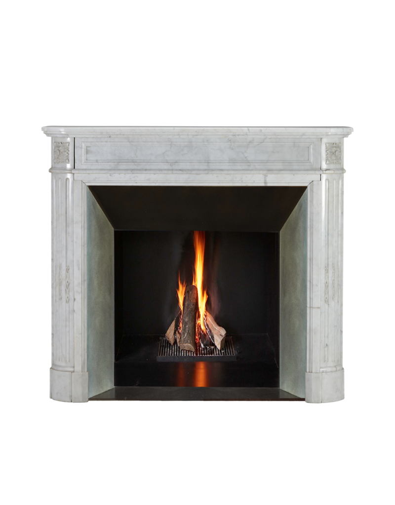 Elegante chimenea antigua Louis XVI en mármol de Carrara procedente de un apartamento parisino – Minimalismo escultórico atemporal