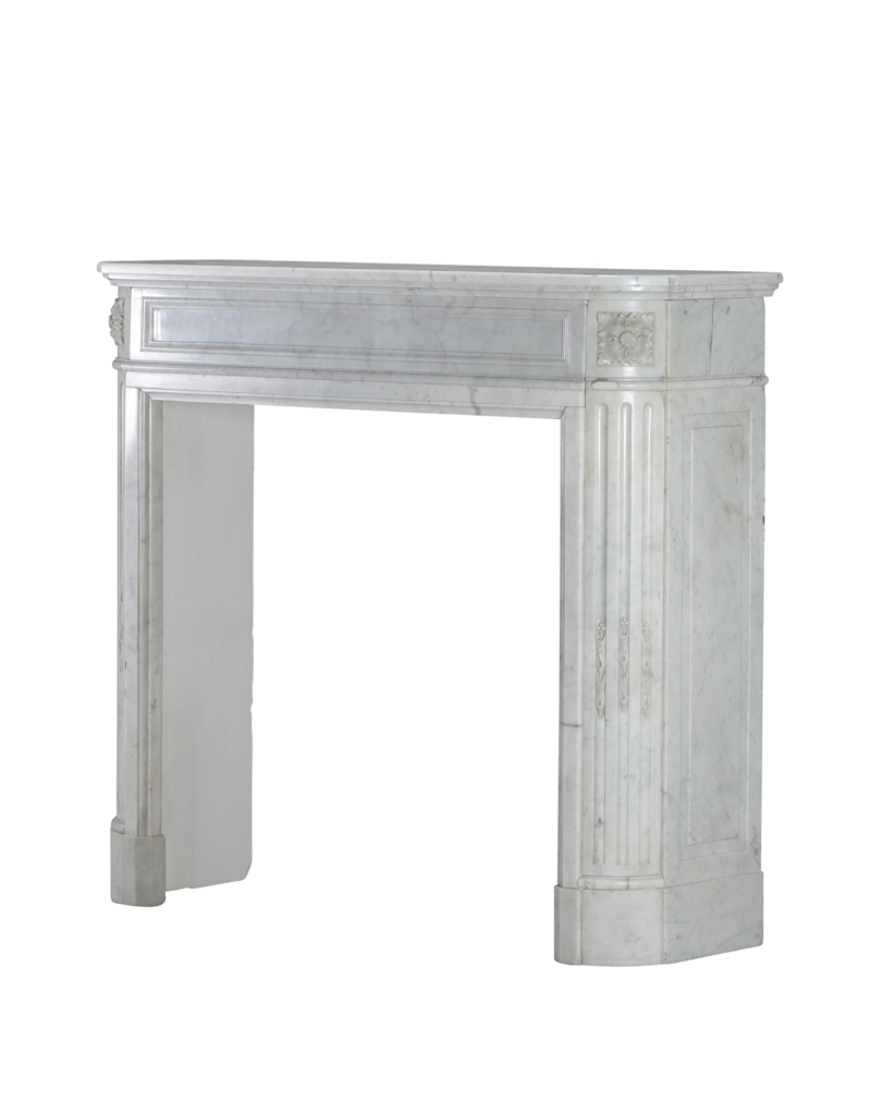 Elegante chimenea antigua Louis XVI en mármol de Carrara procedente de un apartamento parisino – Minimalismo escultórico atemporal