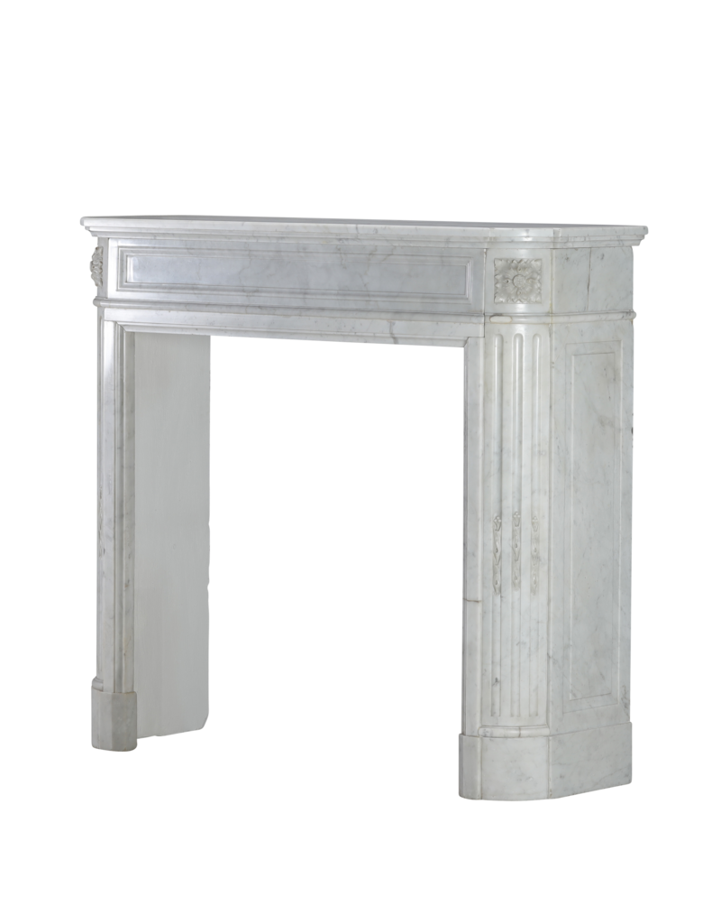 Maison Leon Van den Bogaert Élégante cheminée ancienne Louis XVI en marbre de Carrare provenant d’un appartement parisien – Sobriété sculpturale intemporelle
