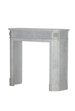 Elegante chimenea antigua Louis XVI en mármol de Carrara procedente de un apartamento parisino – Minimalismo escultórico atemporal