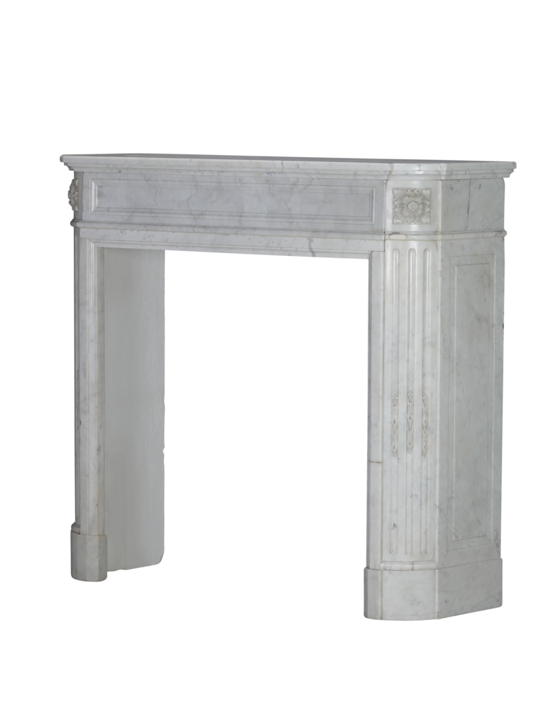 Eleganter antiker Louis-XVI-Kamin aus Carrara-Marmor aus einem Pariser Appartement – Zeitlose skulpturale Klarheit