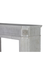 Elegante chimenea antigua Louis XVI en mármol de Carrara procedente de un apartamento parisino – Minimalismo escultórico atemporal