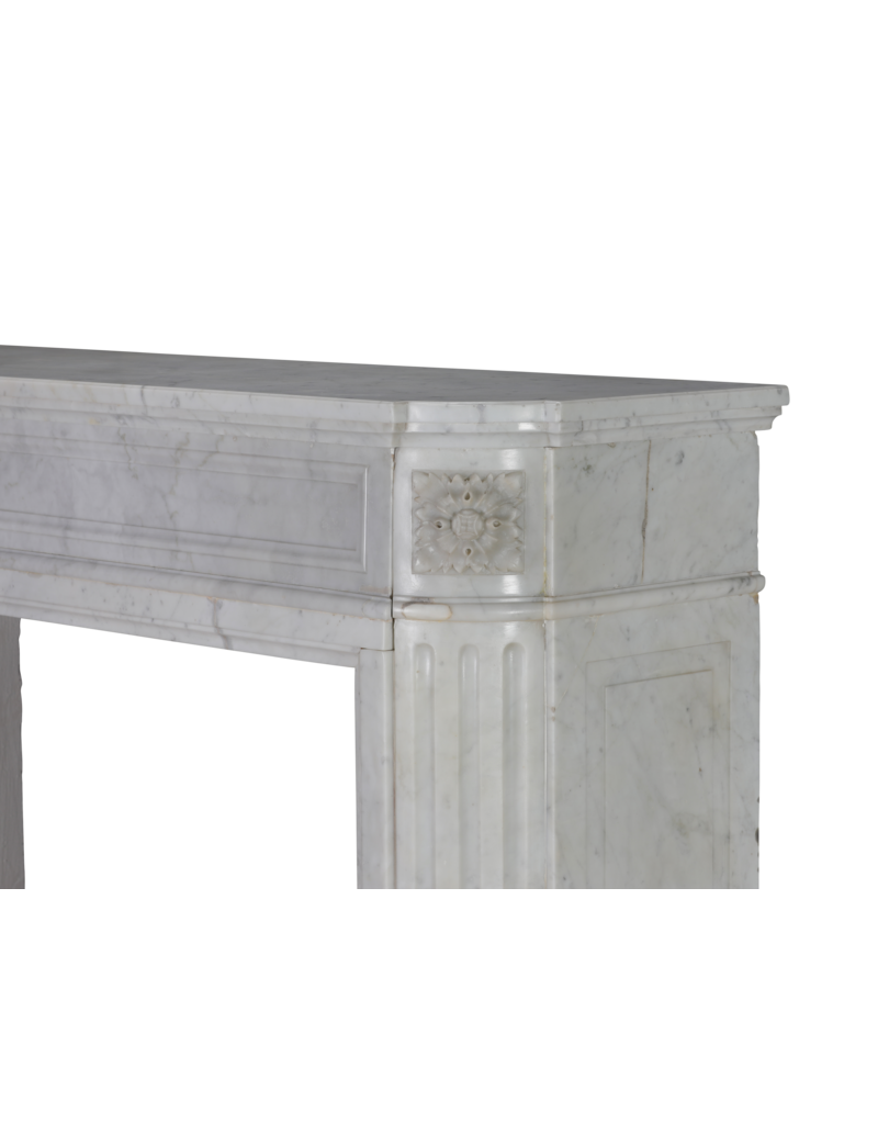 Eleganter antiker Louis-XVI-Kamin aus Carrara-Marmor aus einem Pariser Appartement – Zeitlose skulpturale Klarheit