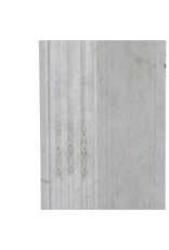 Eleganter antiker Louis-XVI-Kamin aus Carrara-Marmor aus einem Pariser Appartement – Zeitlose skulpturale Klarheit
