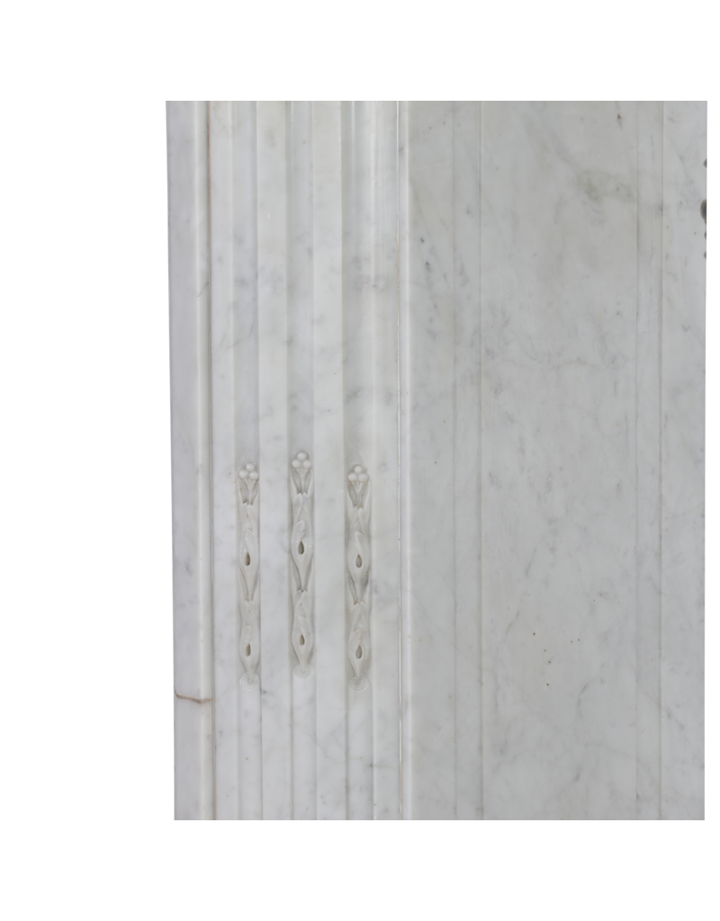 Eleganter antiker Louis-XVI-Kamin aus Carrara-Marmor aus einem Pariser Appartement – Zeitlose skulpturale Klarheit