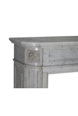Eleganter antiker Louis-XVI-Kamin aus Carrara-Marmor aus einem Pariser Appartement – Zeitlose skulpturale Klarheit