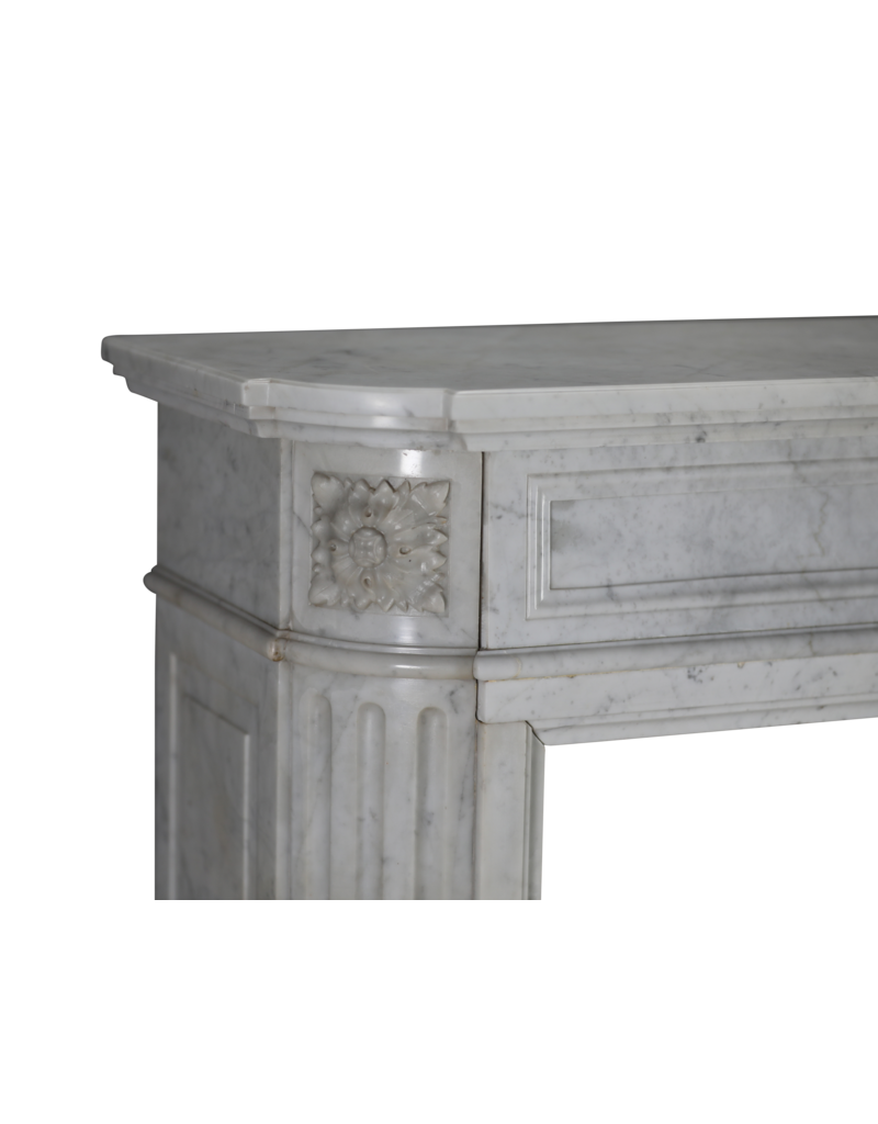 Elegante chimenea antigua Louis XVI en mármol de Carrara procedente de un apartamento parisino – Minimalismo escultórico atemporal
