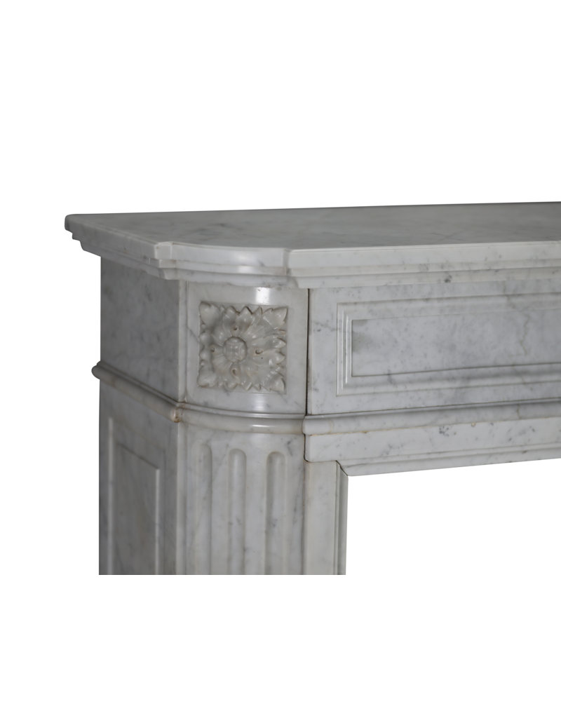 Maison Leon Van den Bogaert Élégante cheminée ancienne Louis XVI en marbre de Carrare provenant d’un appartement parisien – Sobriété sculpturale intemporelle