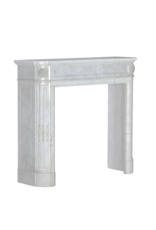 Elegante chimenea antigua Louis XVI en mármol de Carrara procedente de un apartamento parisino – Minimalismo escultórico atemporal