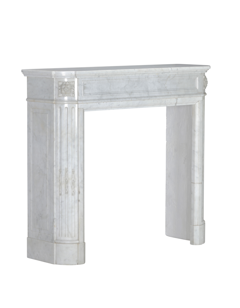 Elegante chimenea antigua Louis XVI en mármol de Carrara procedente de un apartamento parisino – Minimalismo escultórico atemporal