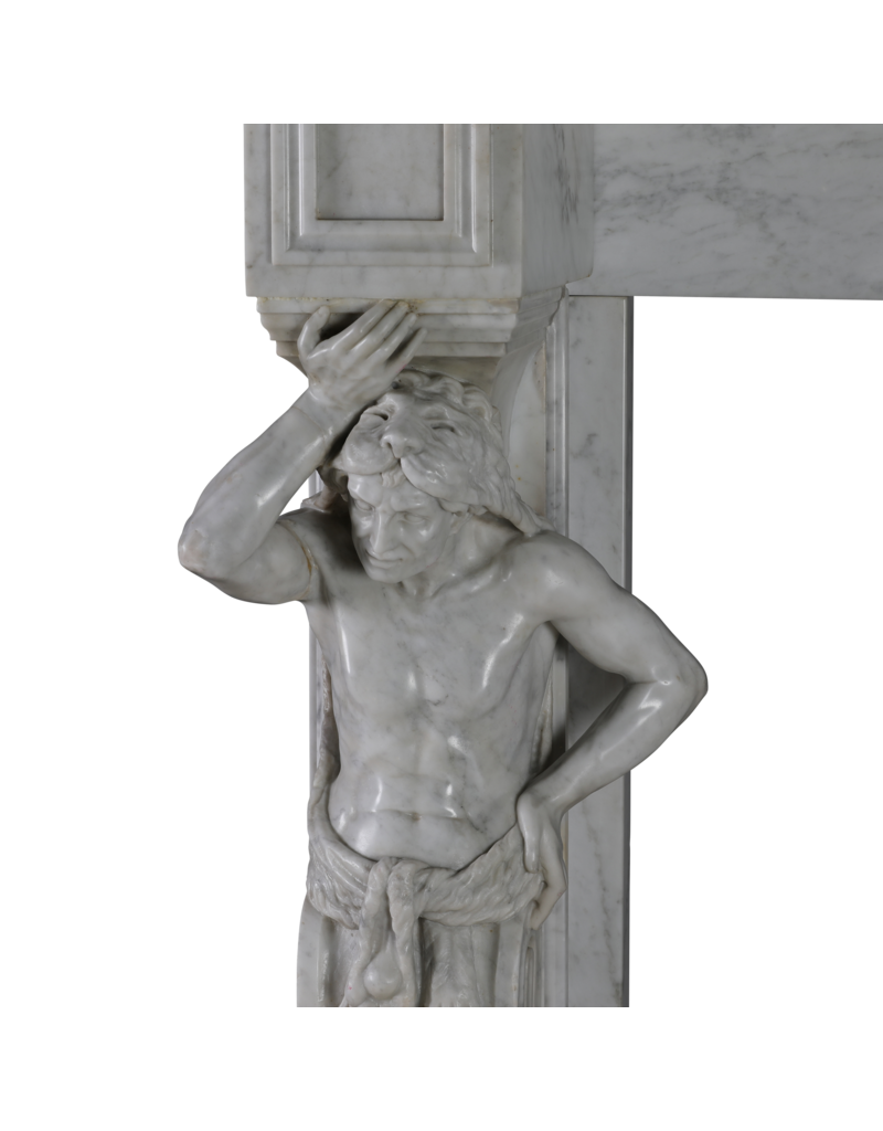 Maison Leon Van den Bogaert Cheminée monumentale néo-classique à caryatides sculptées en marbre blanc