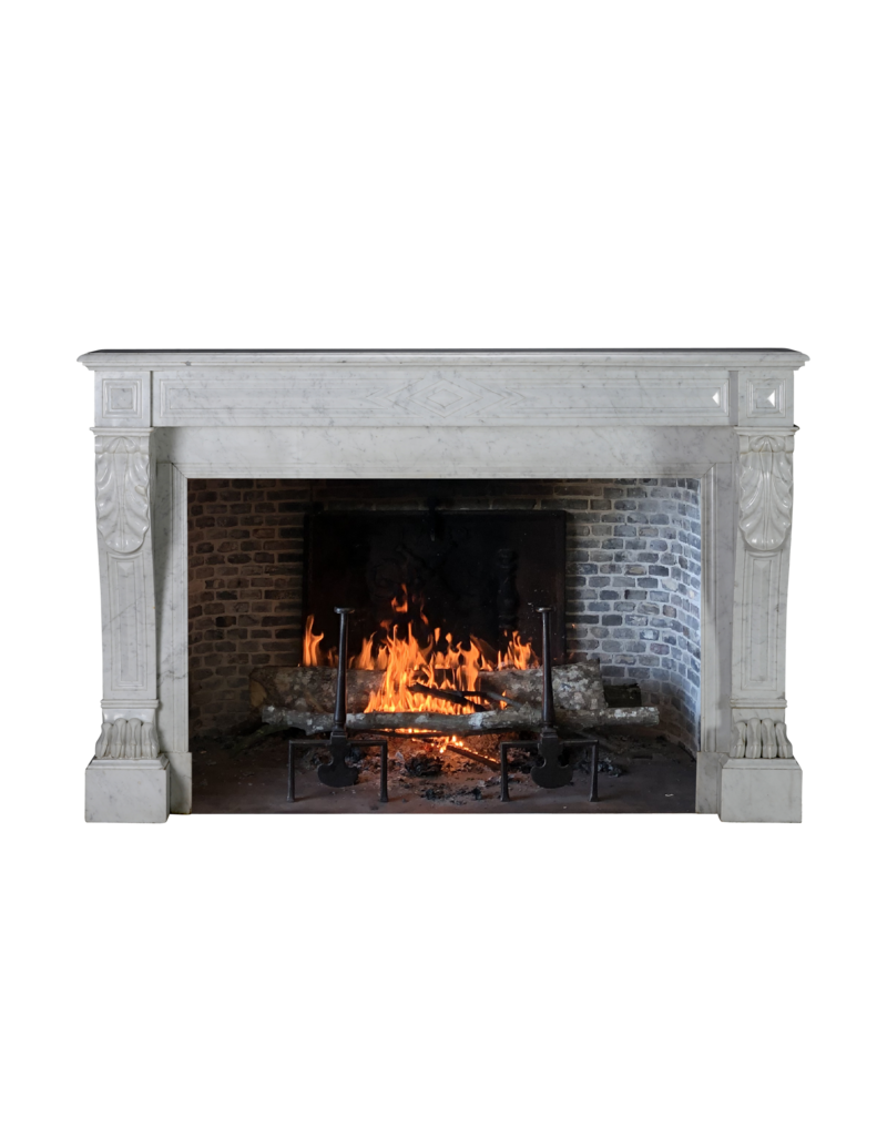Maison Leon Van den Bogaert Rare Cheminée Ancienne du XIXe Siècle en Marbre Blanc avec Pattes de Lion – Élégance Néoclassique