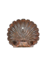 Maison Leon Van den Bogaert Zeldzame 19e Eeuwse Gietijzeren Schelp Font met Rijke Patina – Antieke Architecturale Wandfontein voor Binnen en Buiten