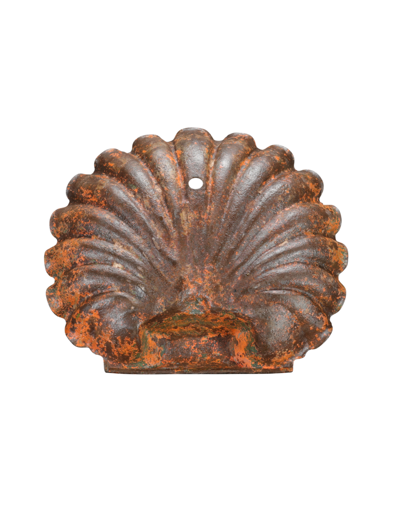 Maison Leon Van den Bogaert Zeldzame 19e Eeuwse Gietijzeren Schelp Font met Rijke Patina – Antieke Architecturale Wandfontein voor Binnen en Buiten