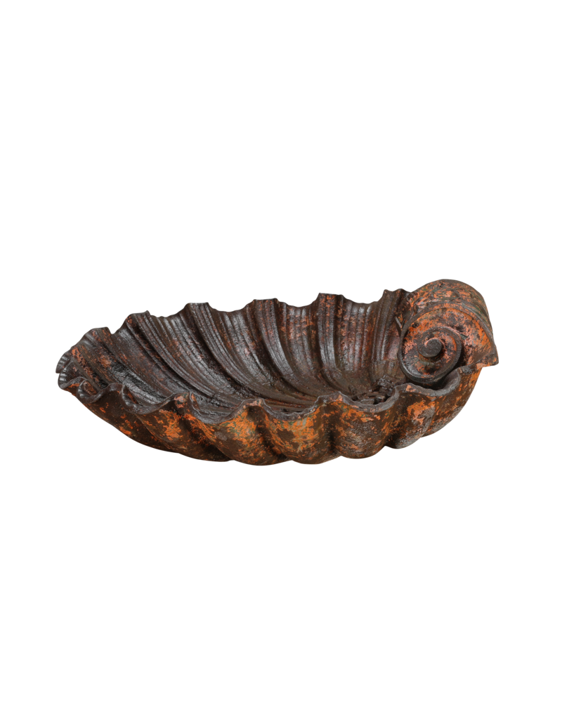 Maison Leon Van den Bogaert Rare Fontaine Murale en Fonte du XIXe Siècle en Forme de Coquille avec Belle Patine – Élément Architectural Ancien pour Intérieur et Extérieur