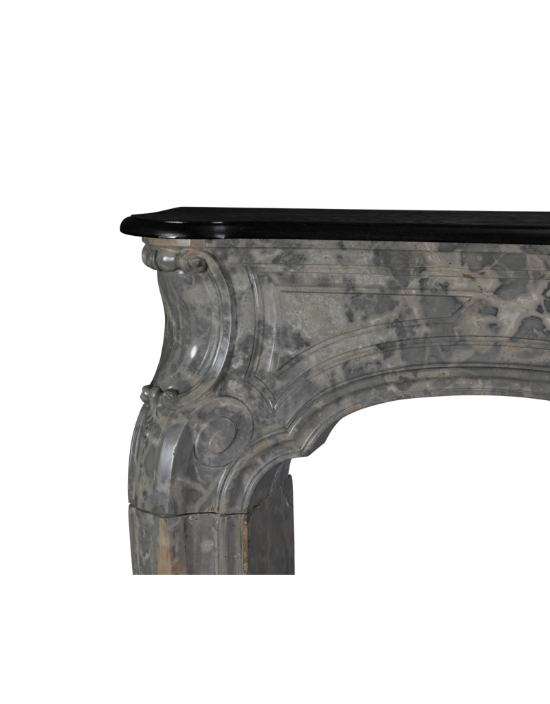 Maison Leon Van den Bogaert Uitzonderlijke Laat-Regency Franse Kasteelschouw, Gesneden uit Zeldzame Ardèche Hardsteen met Fijne Sculpturale Details en Krachtige Proporties