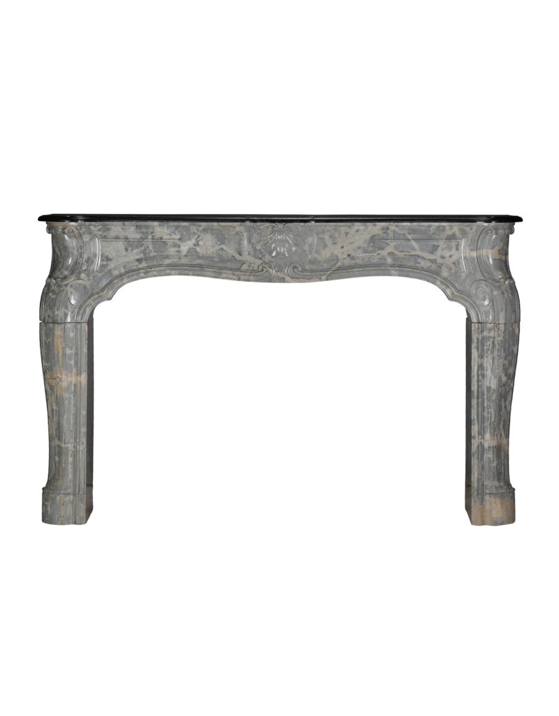 Maison Leon Van den Bogaert Uitzonderlijke Laat-Regency Franse Kasteelschouw, Gesneden uit Zeldzame Ardèche Hardsteen met Fijne Sculpturale Details en Krachtige Proporties