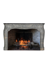Maison Leon Van den Bogaert Excepcional Chimenea Francesa de Castillo de la Tardía Regencia Tallada en Mármol Duro de Ardèche con Detalles Escultóricos