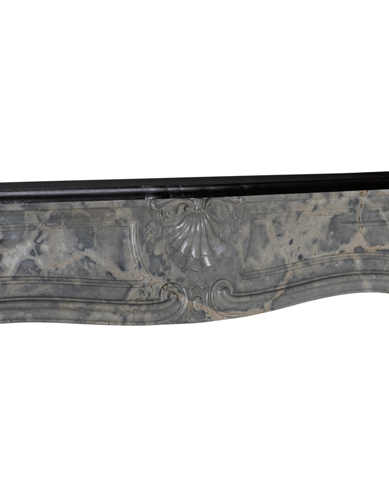 Maison Leon Van den Bogaert Außergewöhnlicher Französischer Schlosskamin der Spätregency, Gefertigt aus Seltenem Ardèche-Hartmarmor mit Feinen Skulpturalen Details