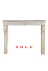 Maison Leon Van den Bogaert Elegante 19e-eeuwse Franse Schouwmantel In Licht Kalksteen Met Zacht Gebogen Benen