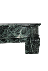 Maison Leon Van den Bogaert Authentieke 19e Eeuwse Haussmannien Groene Marmeren Schouw – Lodewijk XVI Stijl met Gebogen Fronton en Sculpturale Tablet – Franse Mondiale Chic