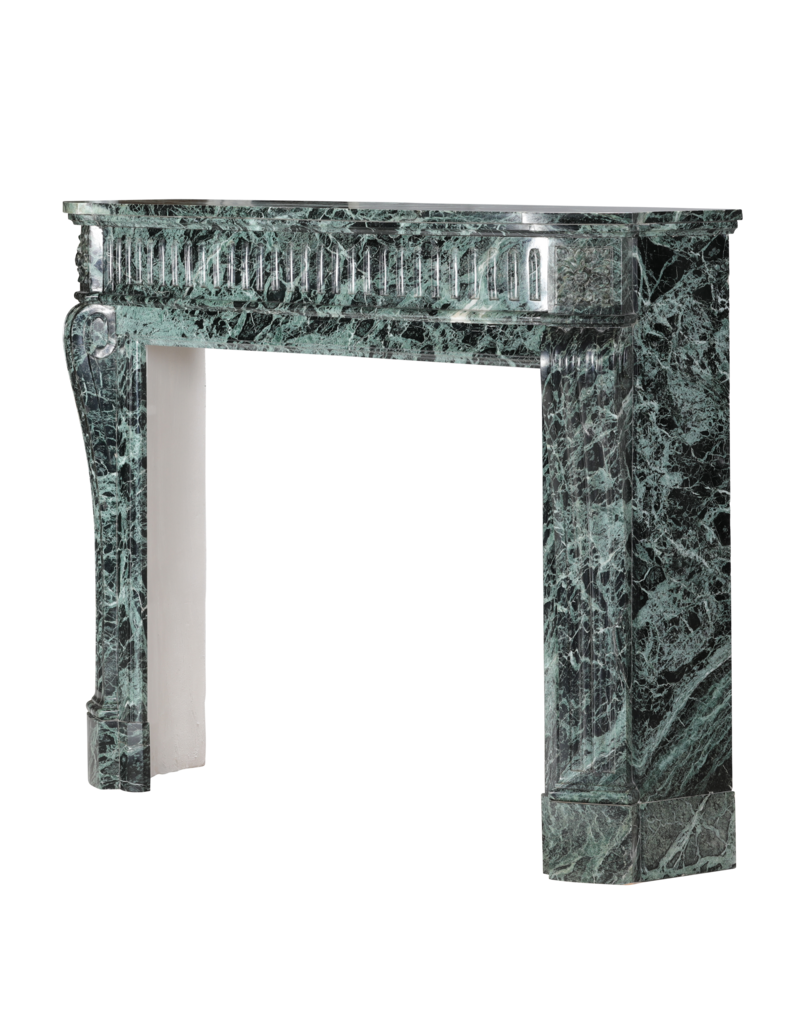Authentieke 19e Eeuwse Haussmannien Groene Marmeren Schouw – Lodewijk XVI Stijl met Gebogen Fronton en Sculpturale Tablet – Franse Mondiale Chic