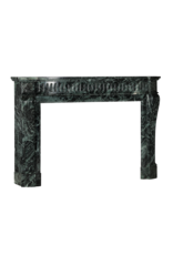 Authentieke 19e Eeuwse Haussmannien Groene Marmeren Schouw – Lodewijk XVI Stijl met Gebogen Fronton en Sculpturale Tablet – Franse Mondiale Chic