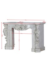 Uitzonderlijke 19e Eeuwse Napoleon III Carrara Marmeren Schouw met Gesculpteerde Vrouwelijke Bustes, Bloemguirlandes en Symbolische Duiven van Vrede – Second Empire Meesterwerk