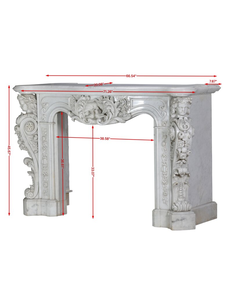 Uitzonderlijke 19e Eeuwse Napoleon III Carrara Marmeren Schouw met Gesculpteerde Vrouwelijke Bustes, Bloemguirlandes en Symbolische Duiven van Vrede – Second Empire Meesterwerk