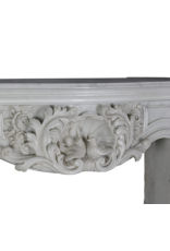 Maison Leon Van den Bogaert Uitzonderlijke 19e Eeuwse Napoleon III Carrara Marmeren Schouw met Gesculpteerde Vrouwelijke Bustes, Bloemguirlandes en Symbolische Duiven van Vrede – Second Empire Meesterwerk