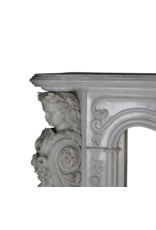 Uitzonderlijke 19e Eeuwse Napoleon III Carrara Marmeren Schouw met Gesculpteerde Vrouwelijke Bustes, Bloemguirlandes en Symbolische Duiven van Vrede – Second Empire Meesterwerk