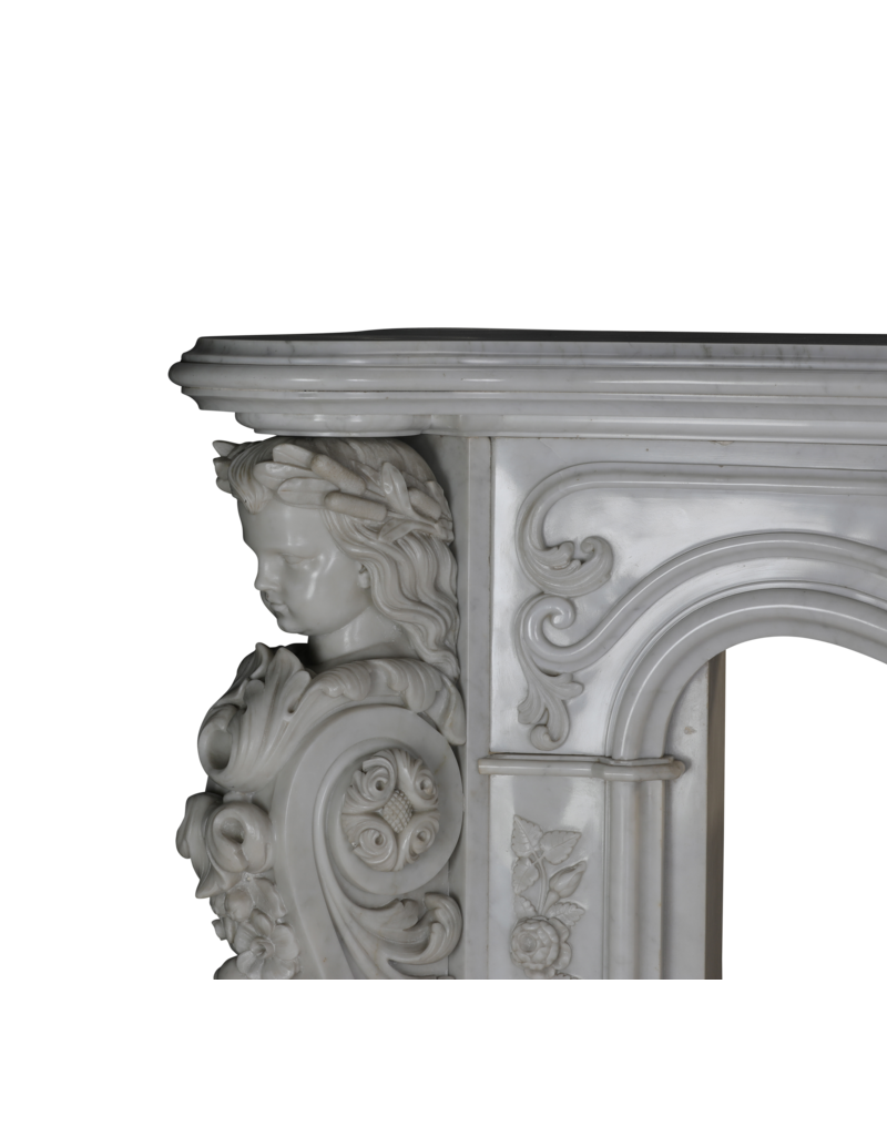 Excepcional Chimenea Napoleon III del Siglo XIX en Mármol de Carrara con Bustos Esculpidos, Guirnaldas Florales y Palomas Simbólicas – Obra Maestra Second Empire