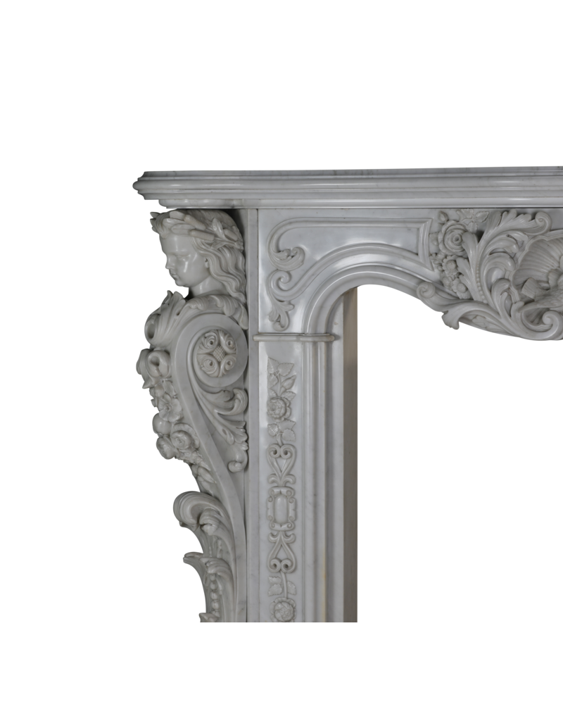 Uitzonderlijke 19e Eeuwse Napoleon III Carrara Marmeren Schouw met Gesculpteerde Vrouwelijke Bustes, Bloemguirlandes en Symbolische Duiven van Vrede – Second Empire Meesterwerk