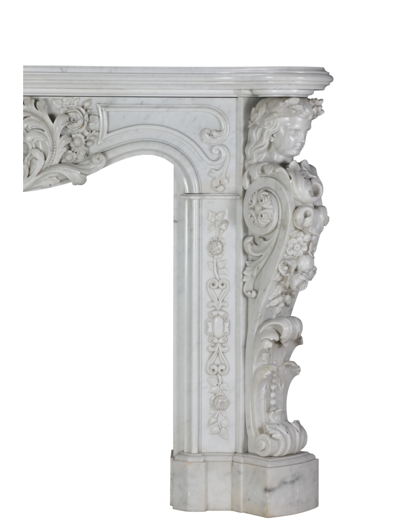 Excepcional Chimenea Napoleon III del Siglo XIX en Mármol de Carrara con Bustos Esculpidos, Guirnaldas Florales y Palomas Simbólicas – Obra Maestra Second Empire