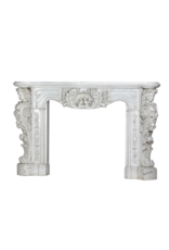 Uitzonderlijke 19e Eeuwse Napoleon III Carrara Marmeren Schouw met Gesculpteerde Vrouwelijke Bustes, Bloemguirlandes en Symbolische Duiven van Vrede – Second Empire Meesterwerk