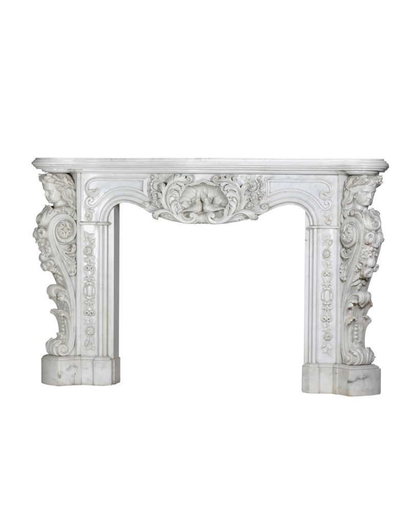 Uitzonderlijke 19e Eeuwse Napoleon III Carrara Marmeren Schouw met Gesculpteerde Vrouwelijke Bustes, Bloemguirlandes en Symbolische Duiven van Vrede – Second Empire Meesterwerk
